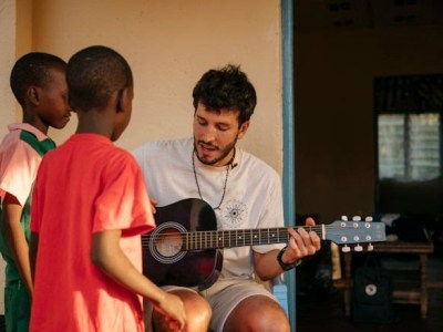 Sebastián Yatra estrena video de «Amen», una invitación a la empatía y a conectar desde el corazón