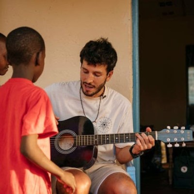 Sebastián Yatra estrena video de «Amen», una invitación a la empatía y a conectar desde el corazón